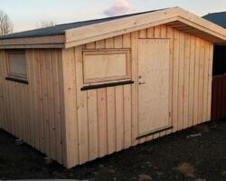 15 fm skúr með standandi klæðningu