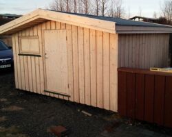 15 fm skúr með standandi klæðningu