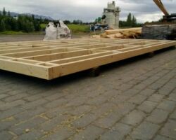 Gólf í smáhýsi í byggingu