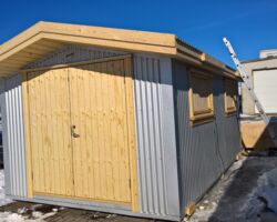Geymslan er með standandi klæðningu, bárujárn Geymslan er með standandi klæðningu, bárujárn