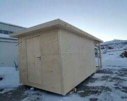 Hænsnakofi, innistía manngeng með hurð Hænsnakofi, innistía manngeng með hurð