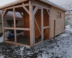 Hænsnakofi, að utan Hænsnakofi, að utan