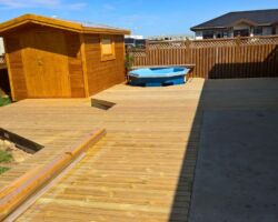 Pallur með smáhýsi og heitum potti Pallur með smáhýsi og heitum potti